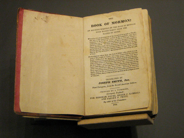 Página de Título de um Livro de Mórmon de 1841. Imagem via Wikimedia Commons. 