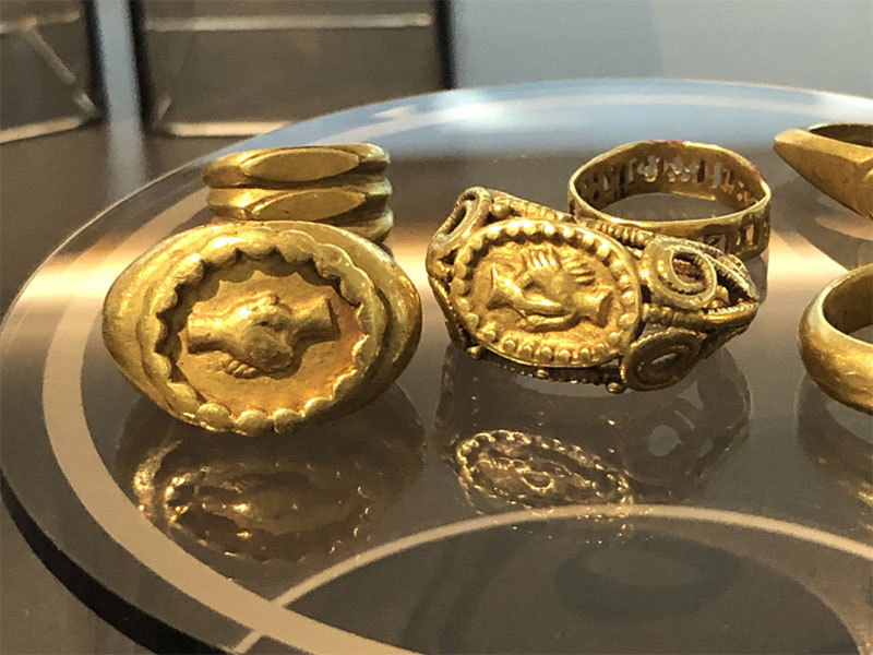 Alianças de casamento romanas feitos de ouro. Também poderiam ter sido usadas como selos. Imagem de John W. Welch.