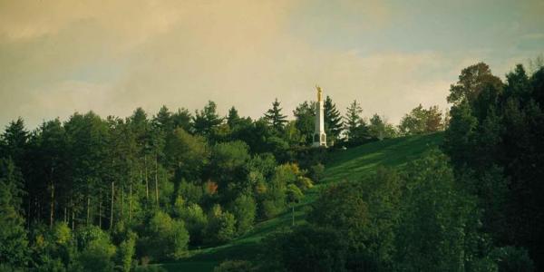 O Monte Cumora com o monumento do anjo Morôni, por history.LDS.org