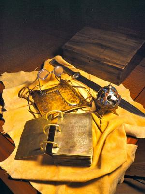 Golden Plates and other replicas (Placas de ouro e outras réplicas) por David A. Baird. Imagem via Wikimedia Commons
