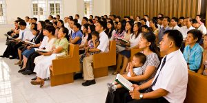 Cantando hinos na reunião sacramental, via Biblioteca de mídia do Evangelho