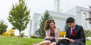 Lendo as escrituras fora do Templo, via lds.org