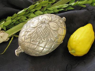 Etrog, caixa etrog de prata e lulav, usada na festa judaica de Sucot. Foto de Gilabrand via Wikimedia Commons