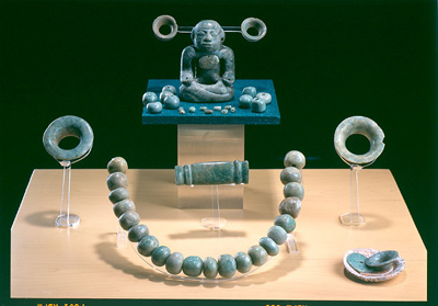 Joias de jadeíta provenientes da Pirâmide da Lua, Teotihuacan, ca. 400–500. Imagem via mesoweb.com.